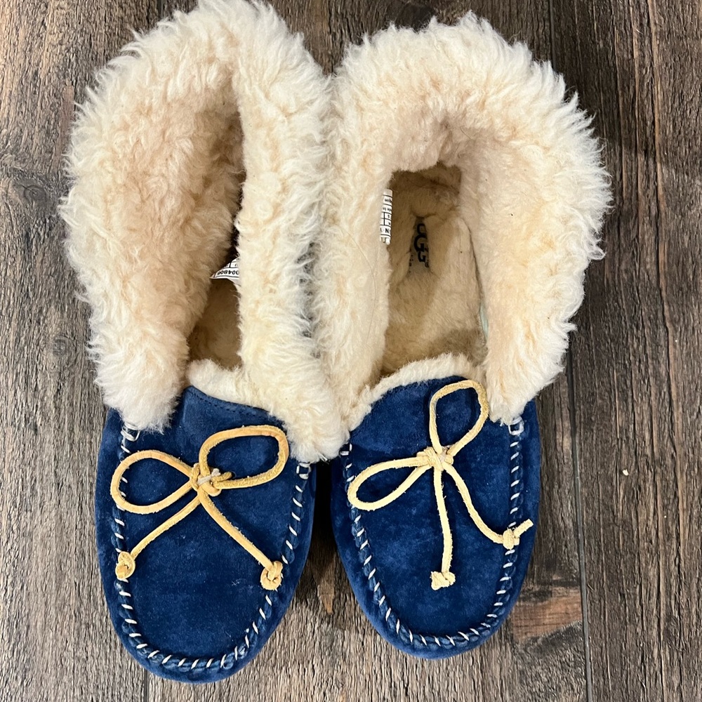 Uggs women cozy slippers excellent condition only wore a few times size 9